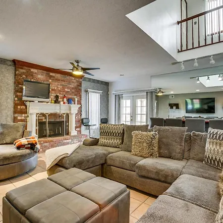 Spacious New Orleans Retreat With Wet Bar And Yard!